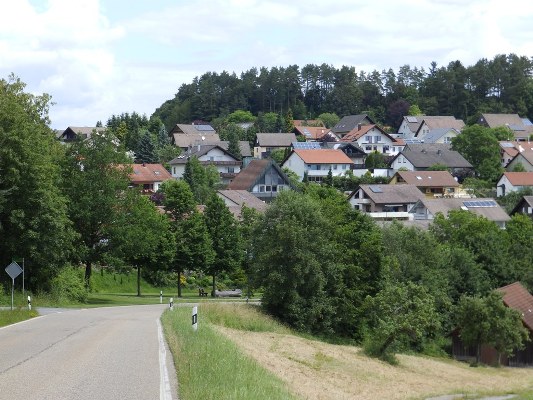 Ortseinfahrt Wittendorf mit Blick auf ehemalige Neuapsotolische Kirche